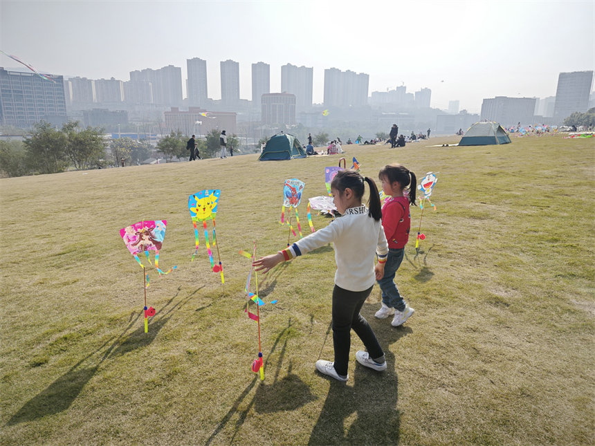 不少市民帶著孩子來到公園踏青、放風(fēng)箏，享受愜意春光。郭旭攝