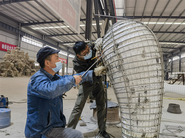 工人正在認(rèn)真作業(yè)中。大足區(qū)委宣傳部供圖