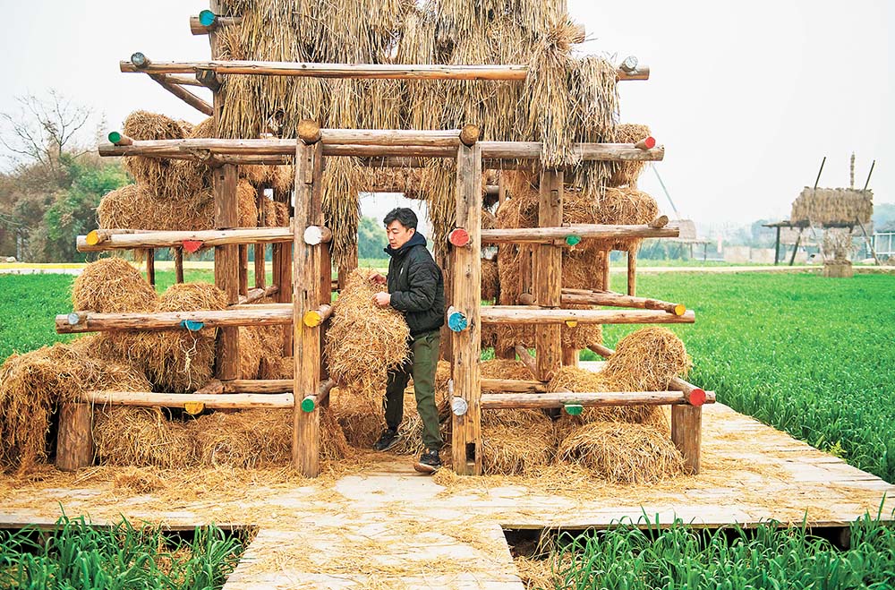 2月2日，璧山區(qū)七塘鎮(zhèn)蓮花穴，駐村藝術(shù)家朱雨誠正在維護大地美術(shù)館的藝術(shù)裝置。記者 崔力 攝/視覺重慶