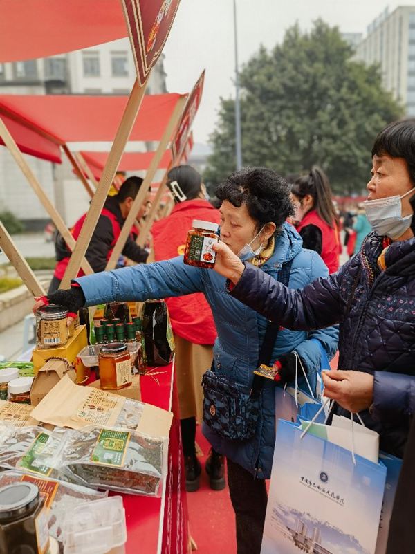 土貨鋪吸引市民選購特色農(nóng)產(chǎn)品。巴南區(qū)供銷社供圖