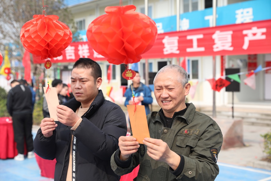 提前返崗復(fù)工復(fù)產(chǎn)，建設(shè)者們工地猜燈謎慶元宵。項目部供圖