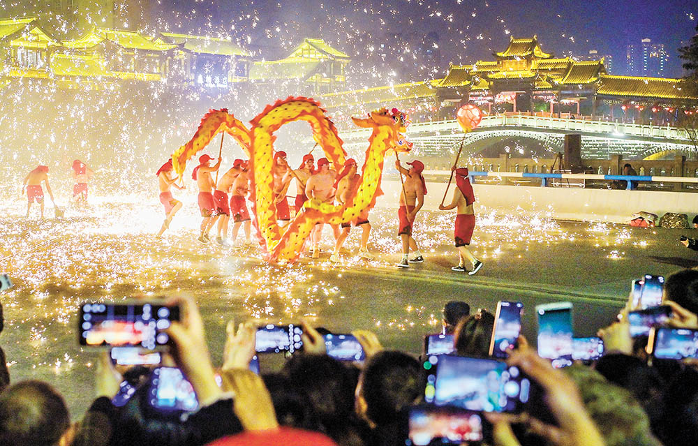 2月4日，榮昌區(qū)夏布小鎮(zhèn)，舞火龍打鐵花民俗活動(dòng)吸引了眾多市民前來觀賞。首席記者 龍帆 攝/視覺重慶