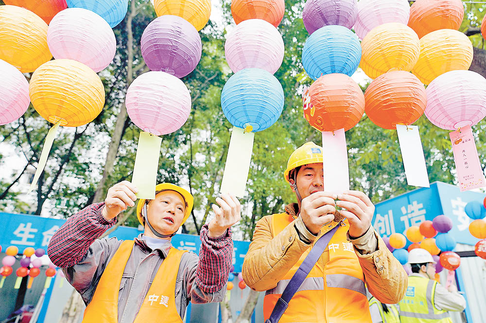 2月4日，100多名來自全國各地的建筑工人，在西南大學(xué)博士生公寓項(xiàng)目建設(shè)現(xiàn)場參加猜燈謎慶元宵活動(dòng)。大家一起掛燈籠、包湯圓、猜燈謎，熱熱鬧鬧過大年。特約攝影 秦廷富/視覺重慶