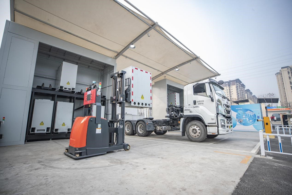 智能換電機(jī)器人正在為重型卡車換電。國(guó)網(wǎng)重慶市電力公司供圖
