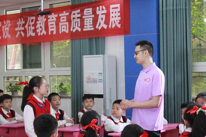 黨史宣講進(jìn)校園主題活動(dòng)。重慶高新區(qū)黨工委統(tǒng)戰(zhàn)部供圖