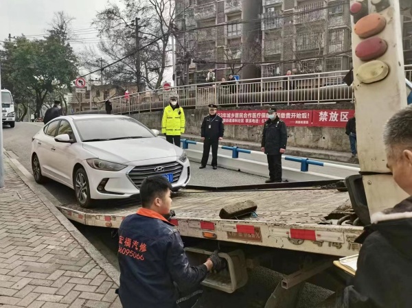 違停車輛正被進(jìn)行拖移處理。重慶市公安局交通管理局供圖