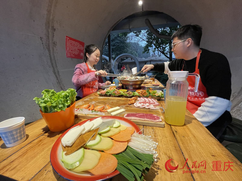 外地游客正在用餐。 人民網(wǎng) 劉祎攝