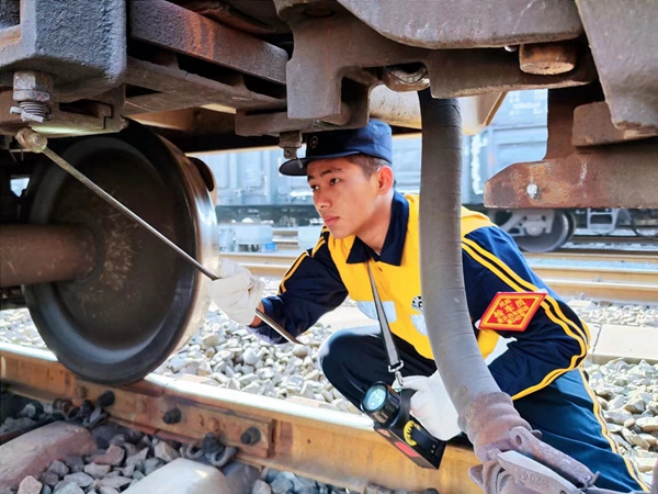 陳爾姑在對(duì)車輛進(jìn)行檢查。楊佳明攝