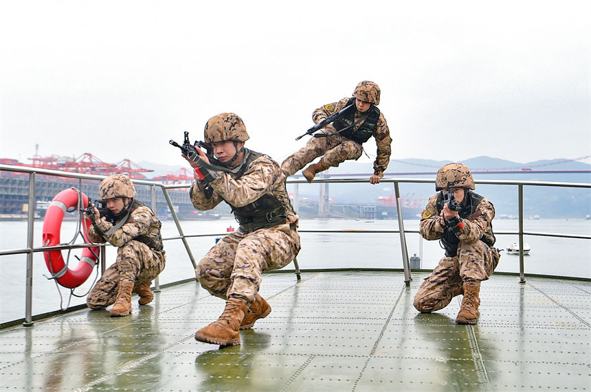 武警重慶總隊船艇支隊組織水上實戰(zhàn)化演練，特戰(zhàn)隊員跳幫登船對目標發(fā)起突擊。唐志勇攝