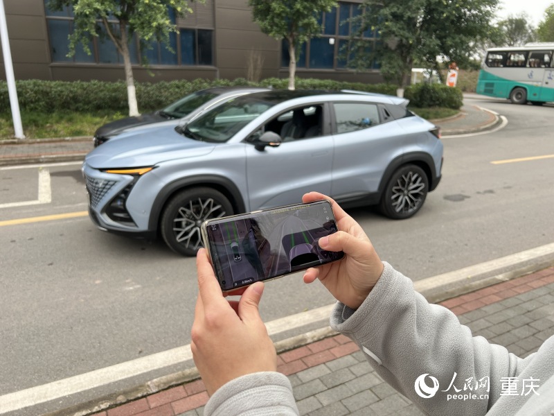 長(zhǎng)安汽車工作人員演示自動(dòng)泊車技術(shù)。人民網(wǎng) 胡虹攝
