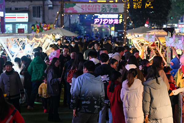 北碚區(qū)天生街道夜經濟文化節(jié)啟動。彭浩杰攝