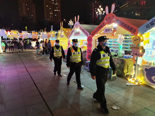民警在集市巡邏防控。南岸區(qū)公安分局供圖