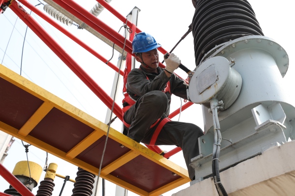 110千伏李家沱變電站內(nèi)，國(guó)網(wǎng)重慶市南供電公司員工正在檢修電力設(shè)備。諶雅夢(mèng)攝