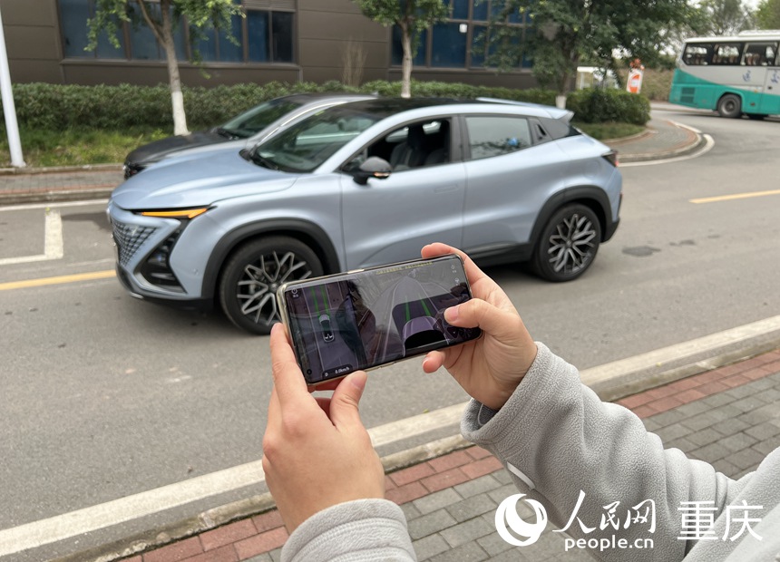 長安汽車工作人員演示自動泊車技術(shù)。人民網(wǎng) 胡虹攝