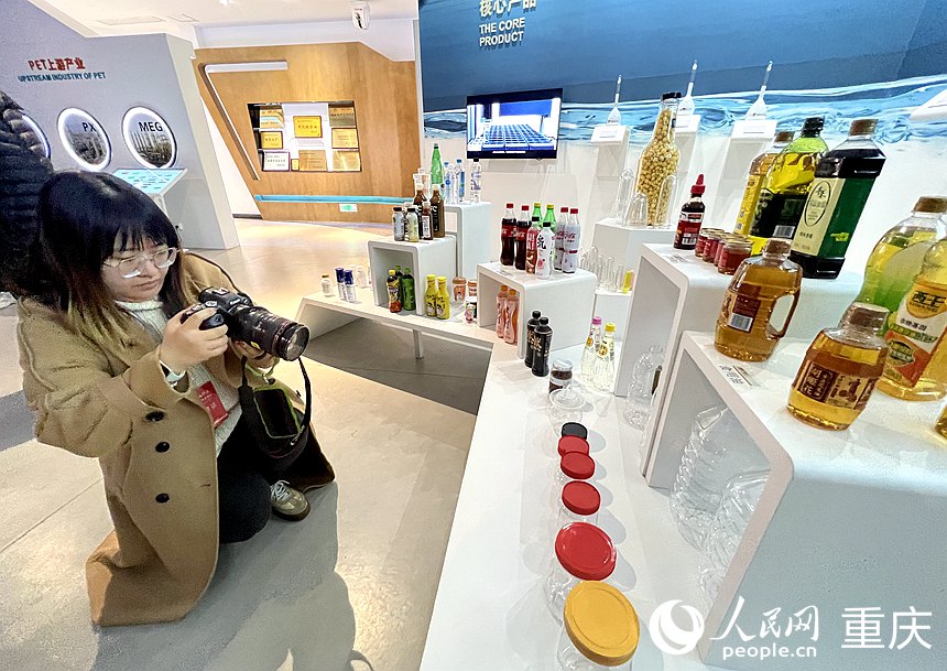 重慶萬凱公司展廳內(nèi)擺放著各種用食品級PET材料制作的產(chǎn)品。人民網(wǎng) 胡虹攝
