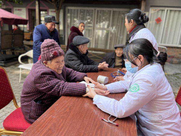 志愿者幫老人們義診。陳湘琳攝
