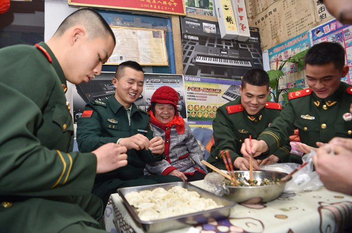 2月27日，中隊官兵與劉玉珍在一起包餃子。唐志勇攝