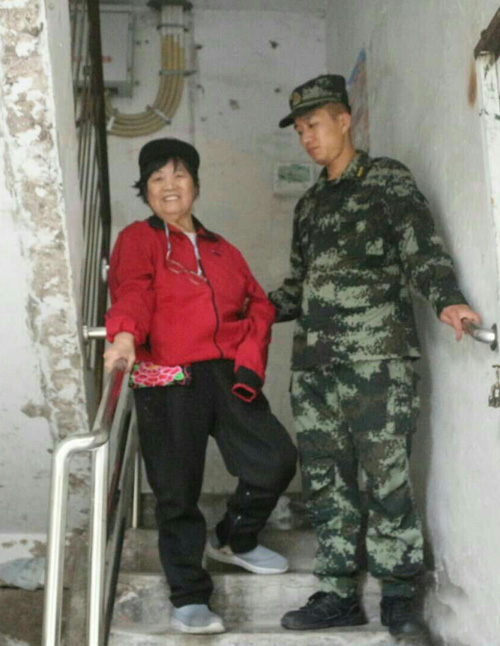 2018年9月，中隊給劉玉珍安裝護欄后，上下樓方便了許多。武警重慶總隊供圖