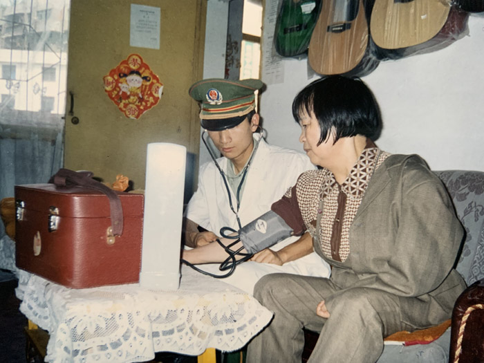 2005年4月，中隊衛(wèi)生員到劉玉珍家中為她測量血壓。武警重慶總隊供圖