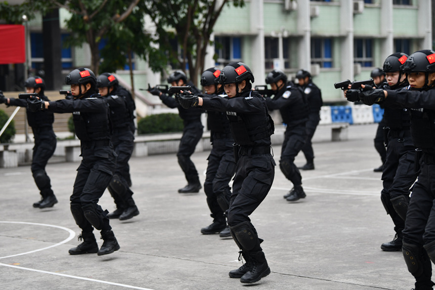 3月6日，重慶市公安局特警總隊(duì)開展女子特警警務(wù)實(shí)戰(zhàn)技能訓(xùn)練。鄒樂攝