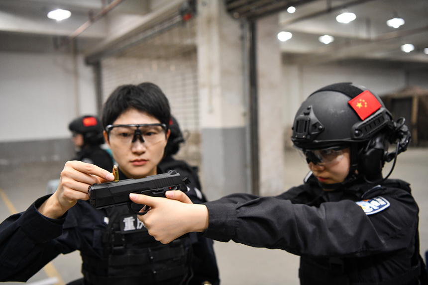 女特警進行持槍穩(wěn)定性訓(xùn)練。鄒樂攝