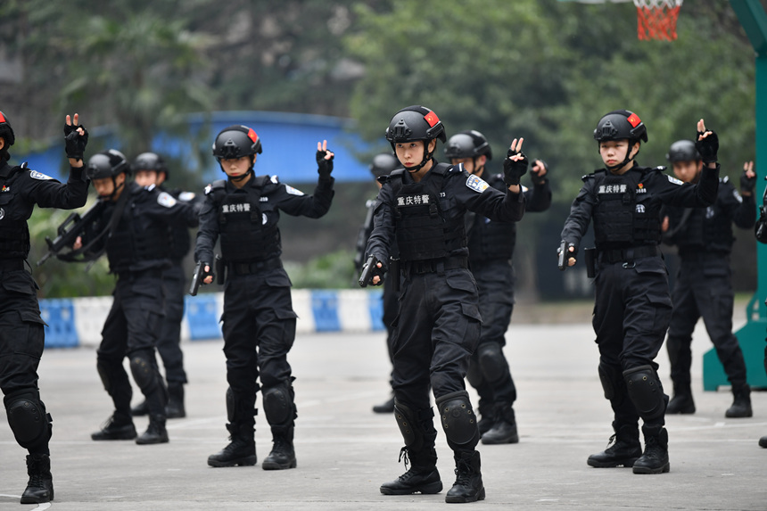 女特警訓練戰(zhàn)術手語。鄒樂攝