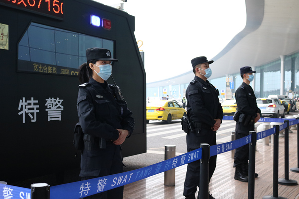 特警在機場航站樓外站崗執(zhí)勤。重慶市公安局機場分局供圖