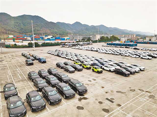 三月十日，重慶國際物流樞紐園區(qū)整車進(jìn)口口岸，檢查完成的車輛等待裝箱運(yùn)輸。見習(xí)記者 尹詩語 攝\視覺重慶