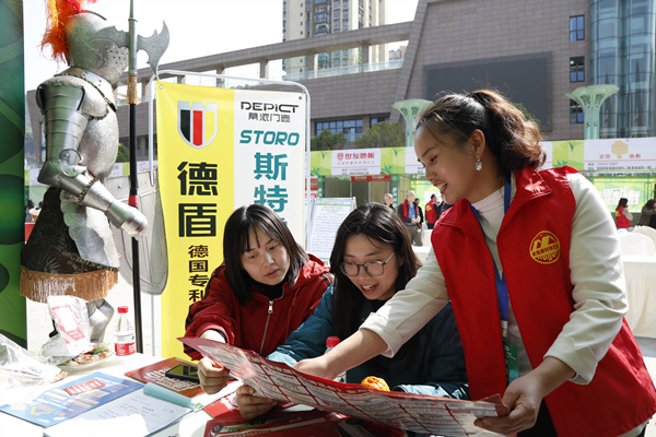 消費者正在咨詢防盜門。代娟攝