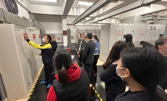 機電專家曹亮演示工單系統(tǒng)。重慶萬科供圖