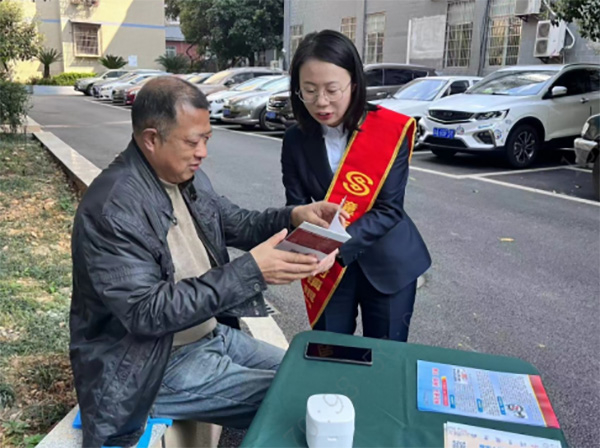 工作人員為客戶(hù)普及金融知識(shí)。民生銀行重慶分行供圖