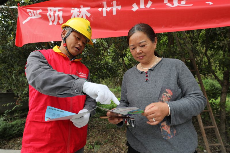 國網(wǎng)重慶市南供電公司員工向村民宣傳安全用電知識。諶雅夢攝