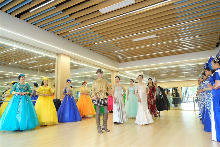 南岸區(qū)老年大學(xué)銅元局街道分校，時(shí)裝表演班學(xué)員在老師的指導(dǎo)下進(jìn)行基本功訓(xùn)練。郭旭攝