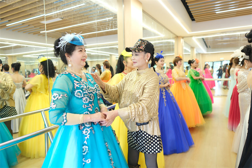 南岸區(qū)老年大學(xué)銅元局街道分校，時(shí)裝表演班學(xué)員在老師的指導(dǎo)下進(jìn)行基本功訓(xùn)練。郭旭攝