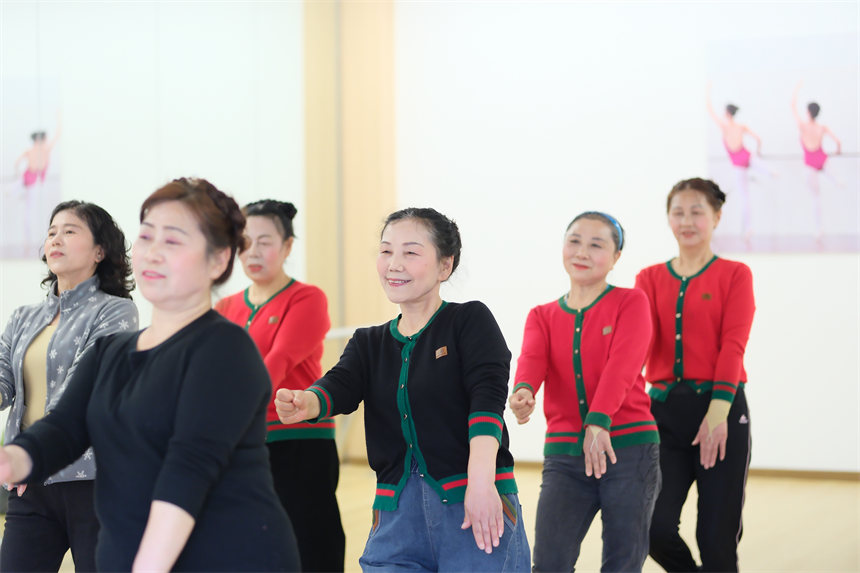 南岸區(qū)老年大學銅元局分校，舞蹈班老人學習民族舞。郭旭攝