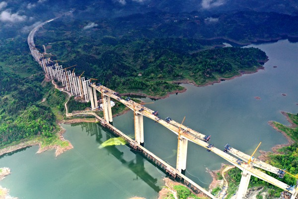 五布河特大橋建設(shè)現(xiàn)場。重慶高速集團供圖