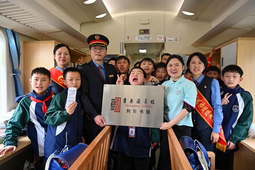 重慶圖書館首個(gè)列車書屋在5610次公益性“慢火車”3號車廂上揭牌。鐘潔攝