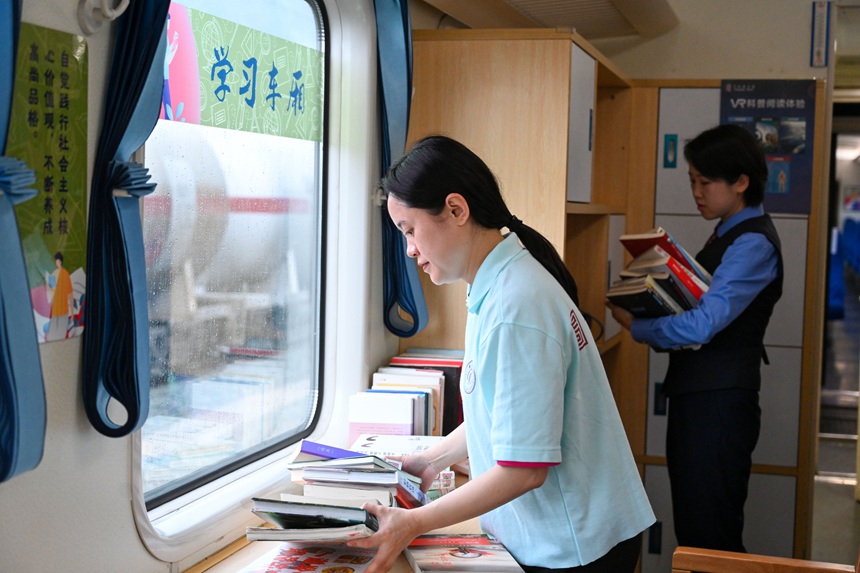 重慶客運(yùn)段、重慶圖書館的志愿者們正在對列車書屋的圖書做最后的調(diào)整。鐘潔攝
