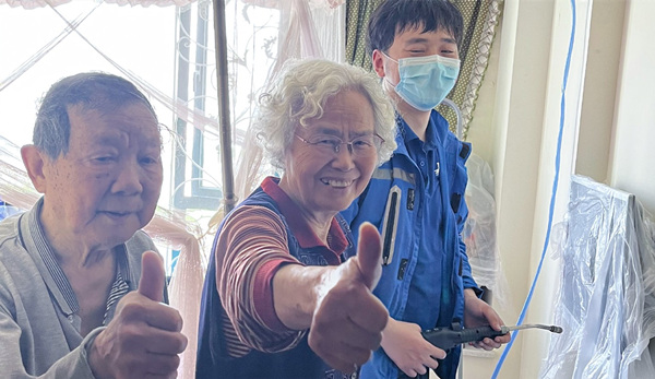 老人為啄木鳥家庭維修上門清洗空調(diào)服務(wù)點(diǎn)贊。企業(yè)供圖