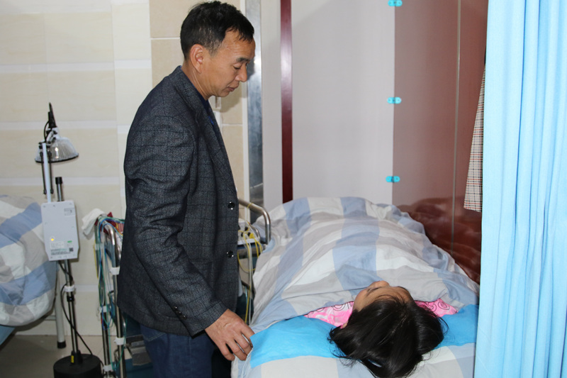 楊前海陪妻子陳長軒在中醫(yī)院接受理療。楊夏麟攝