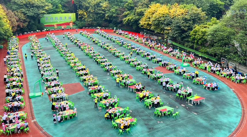 千人火鍋壩壩宴。樹人景瑞小學(xué)供圖