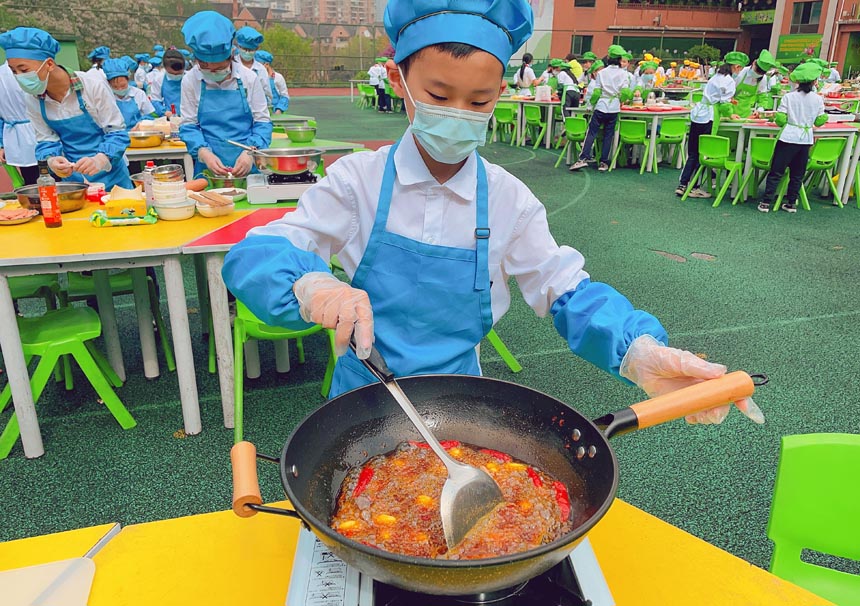 小廚師炒料有模有樣。樹人景瑞小學(xué)供圖