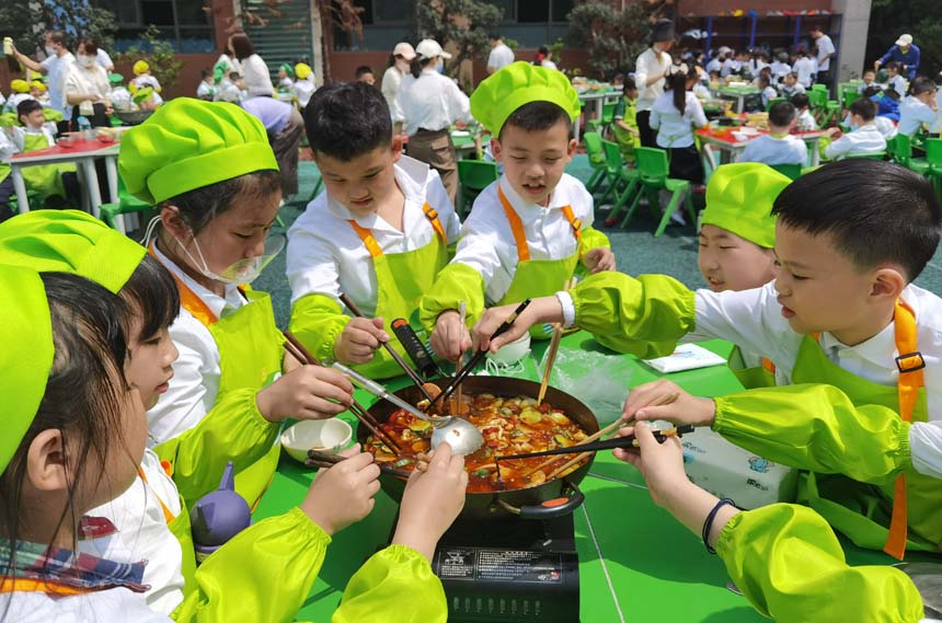 自己熬的火鍋就是香！樹(shù)人景瑞小學(xué)供圖