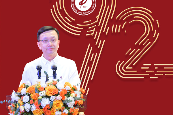 重慶一中校長毛明山主持大會。駱勤攝