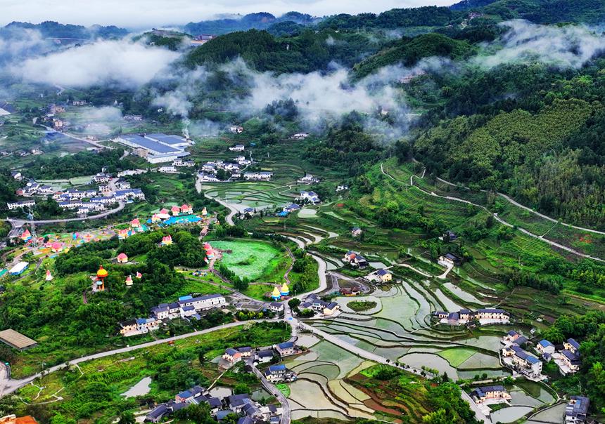萬盛經(jīng)開區(qū)綠水村晨霧繚繞。曹永龍攝