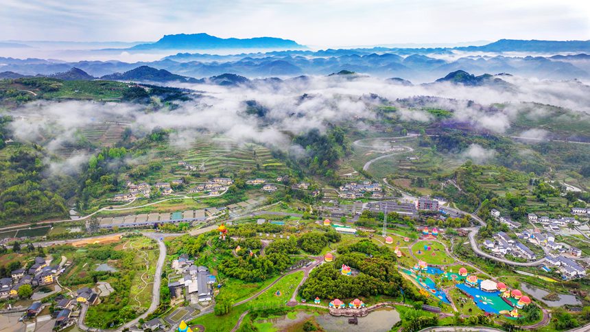 萬盛經(jīng)開區(qū)綠水村晨霧繚繞。曹永龍攝