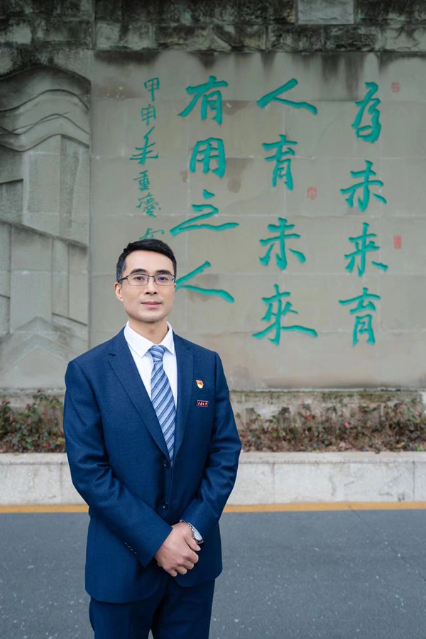 重慶市第七中學(xué)校黨委副書記、校長(zhǎng)歐權(quán)。重慶市第七中學(xué)校供圖