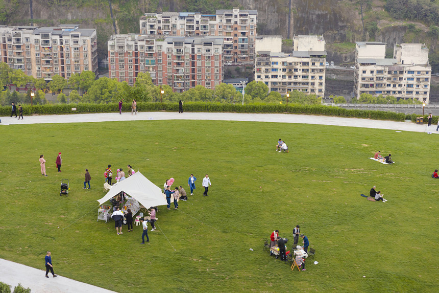 市民在天生城半山公園游玩。曾英豪攝