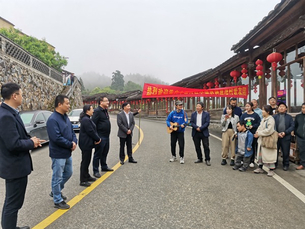以村歌為“媒”，福建四坪村“四民”代表在村口用村歌歡迎重慶魚池村來(lái)訪親友。西南大學(xué)鄉(xiāng)村振興戰(zhàn)略研究院供圖