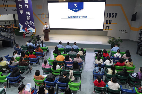 重慶市九龍坡區(qū)稅務局、重慶市稅務局第四稽查局組織“稅收宣講團”，前往8623創(chuàng)業(yè)高地為納稅人講政策、現(xiàn)場答疑。周佩佩 攝